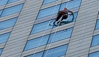 高空保潔的時候，如何刮去多余的水痕呢？